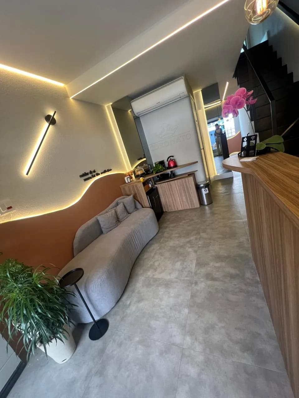 Detalhe da iluminação cove e paleta terracota