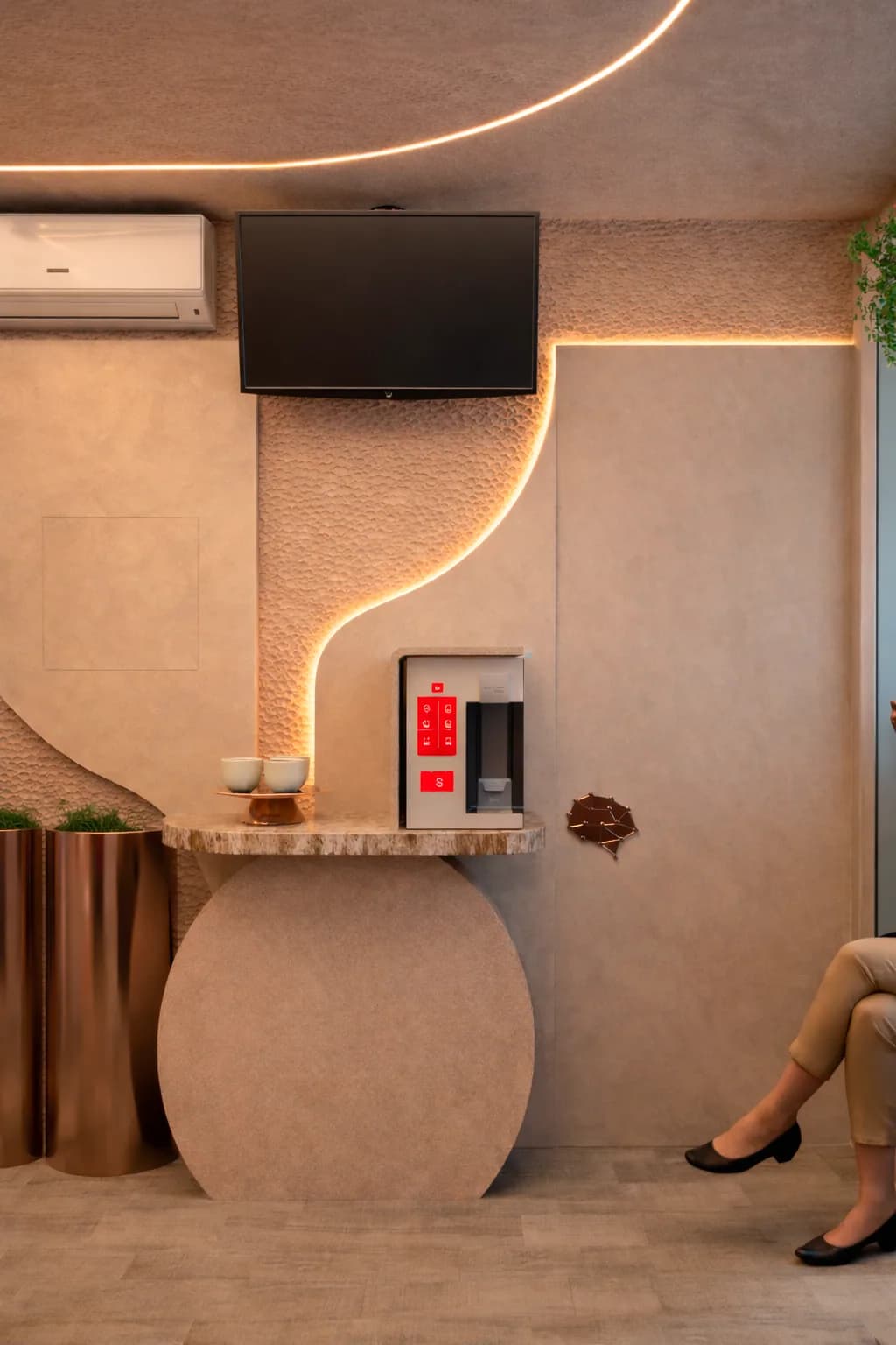 Sanitário da recepção em paleta nude