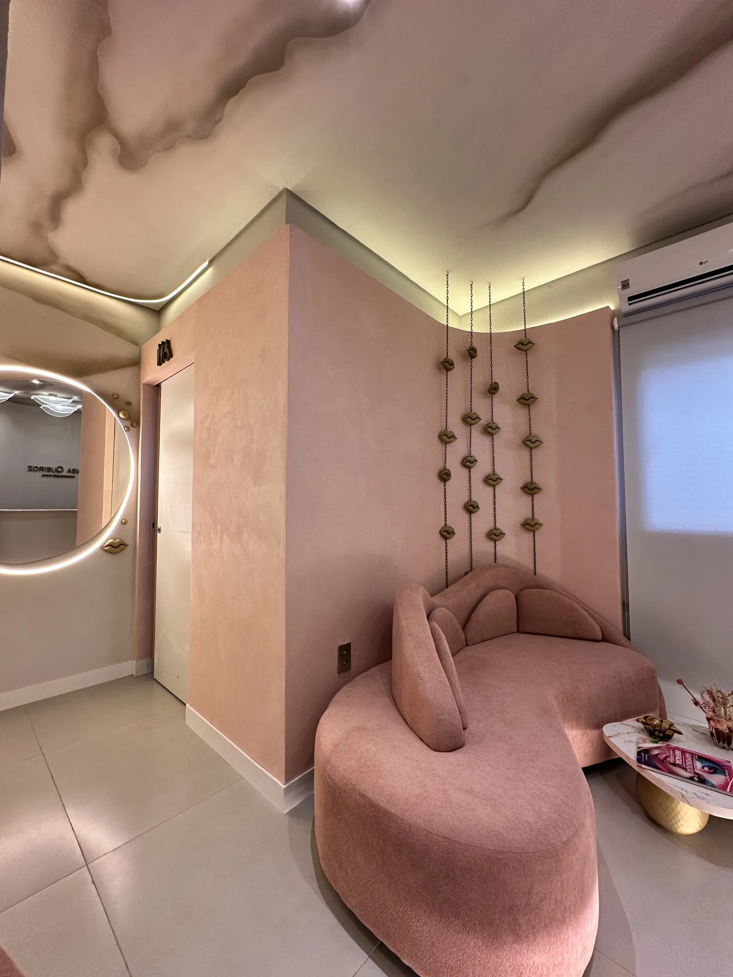 Detalhe da identidade visual aplicada à arquitetura