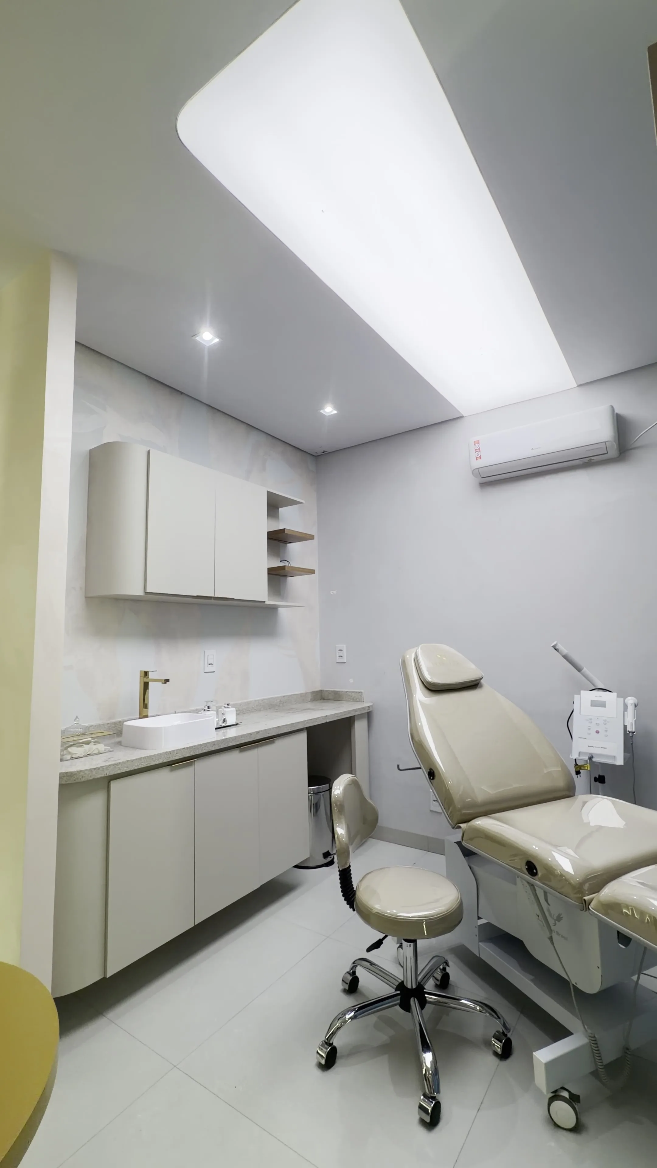 Detalhe do teto escultural com cove tridimensional