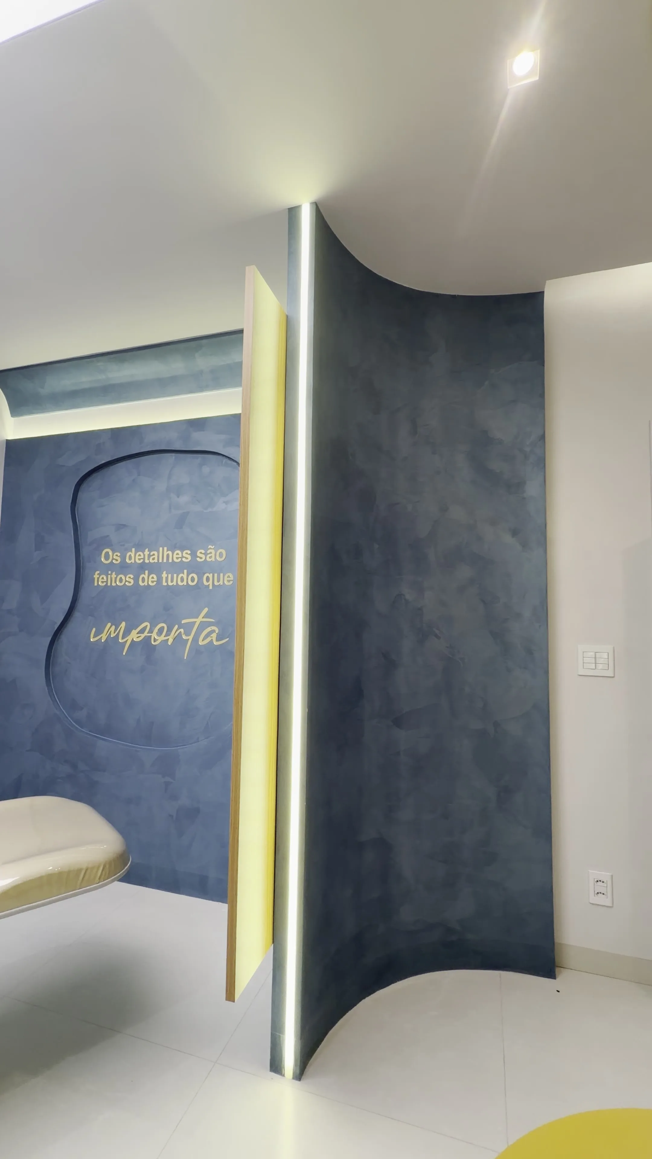 Parede azul com frase manifesto da marca