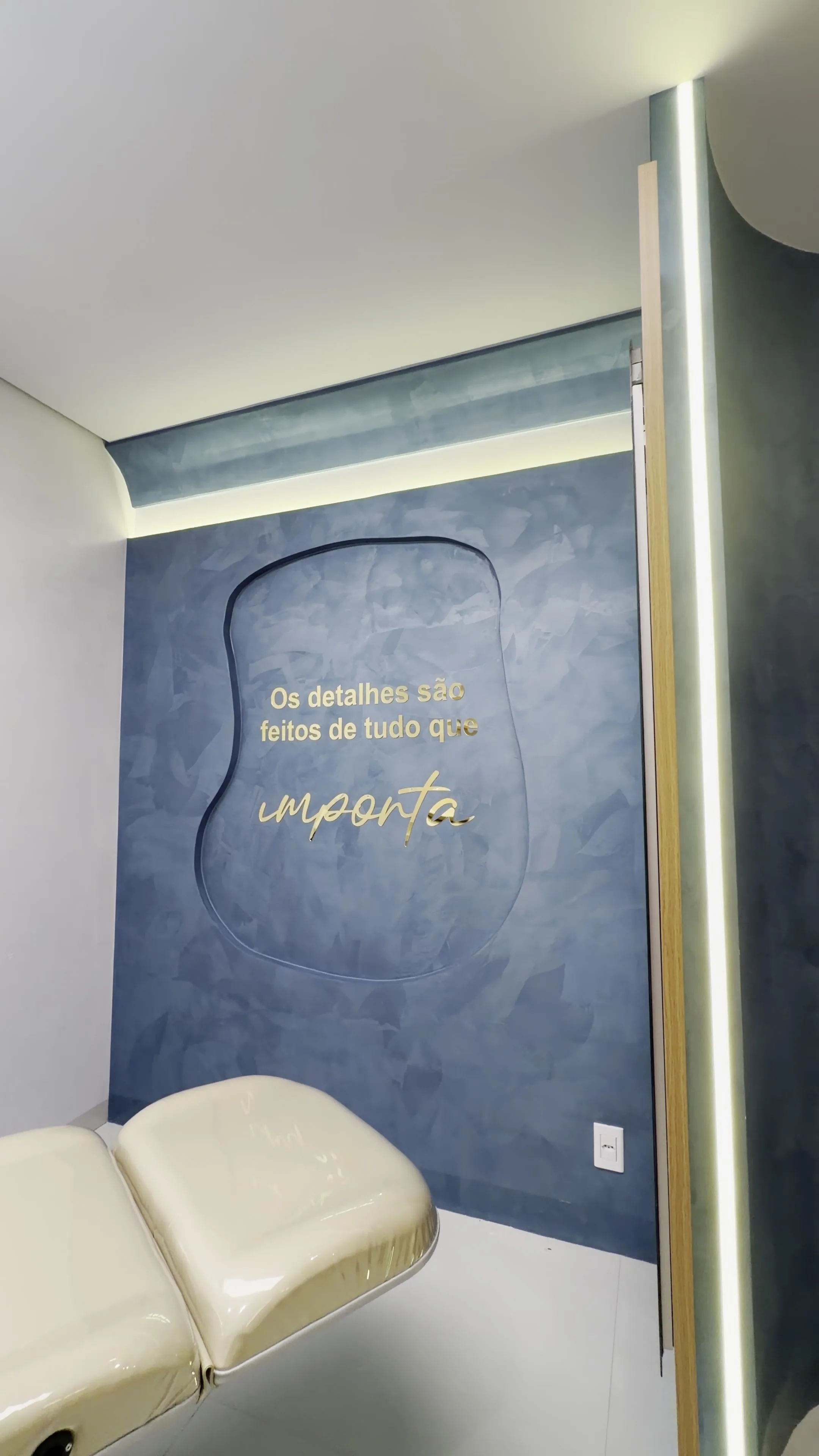 Detalhe da identidade visual aplicada à arquitetura