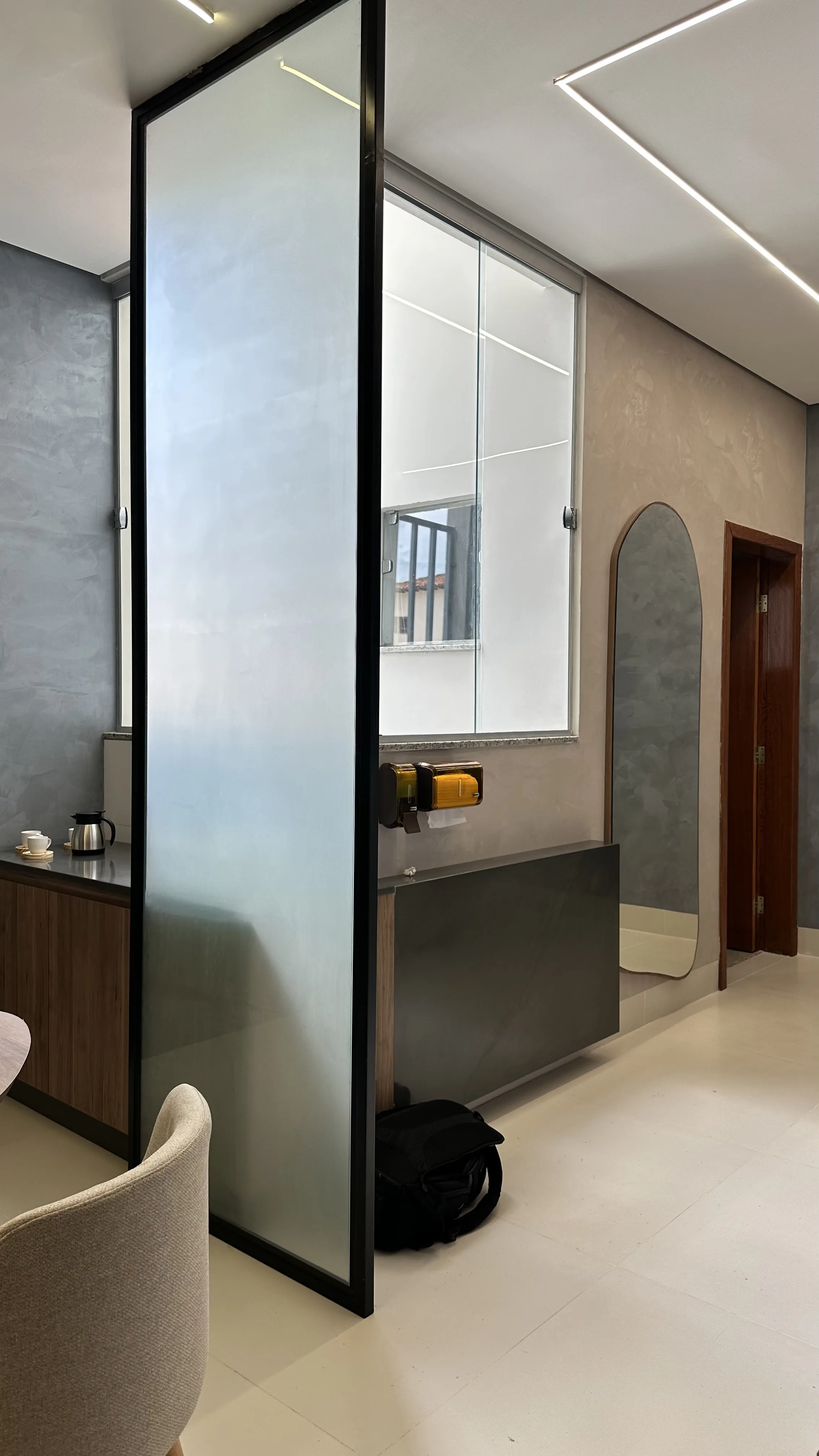 Consultório com mesa redonda em madeira