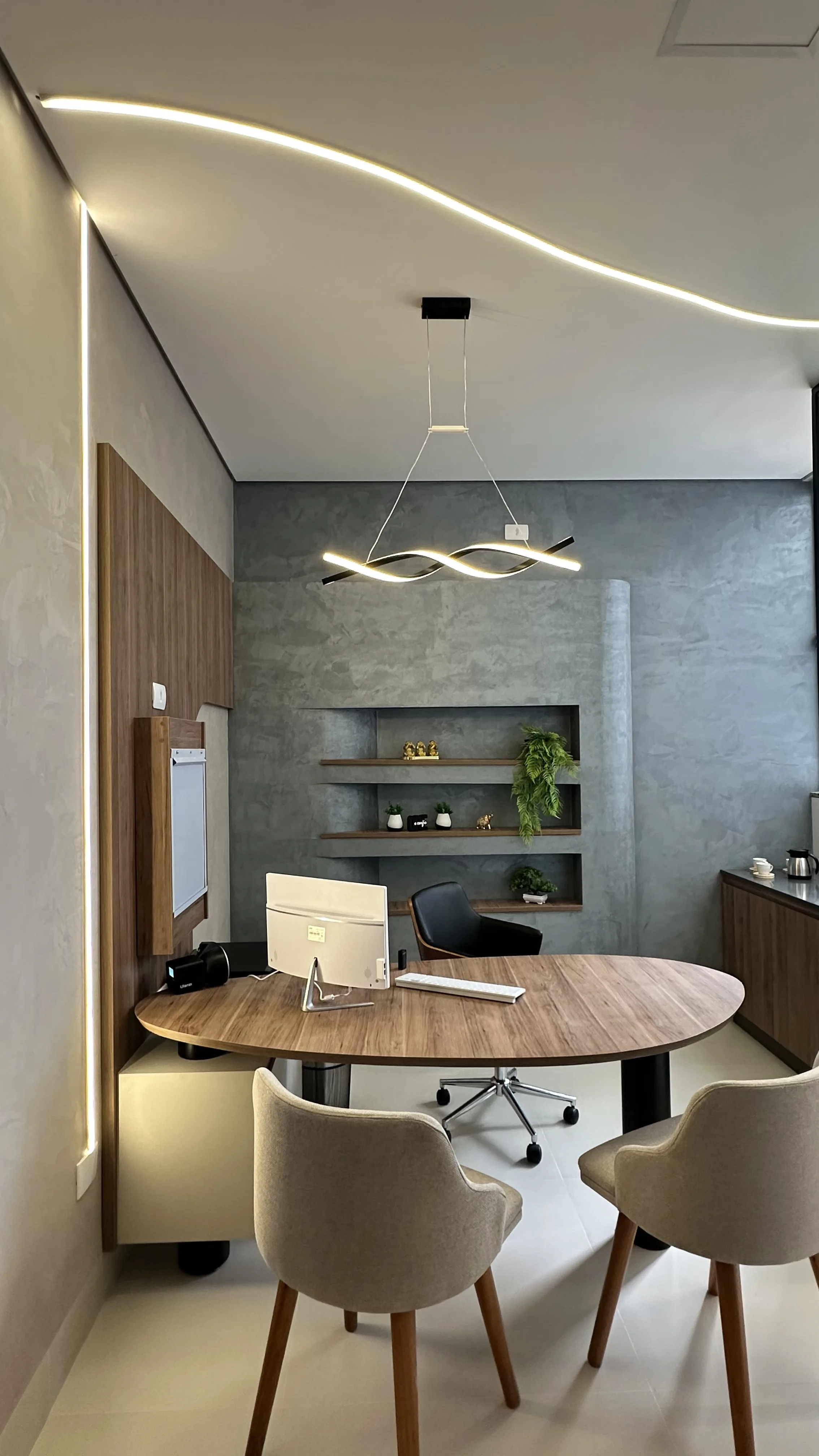 Detalhe do consultório — bancada e iluminação linear