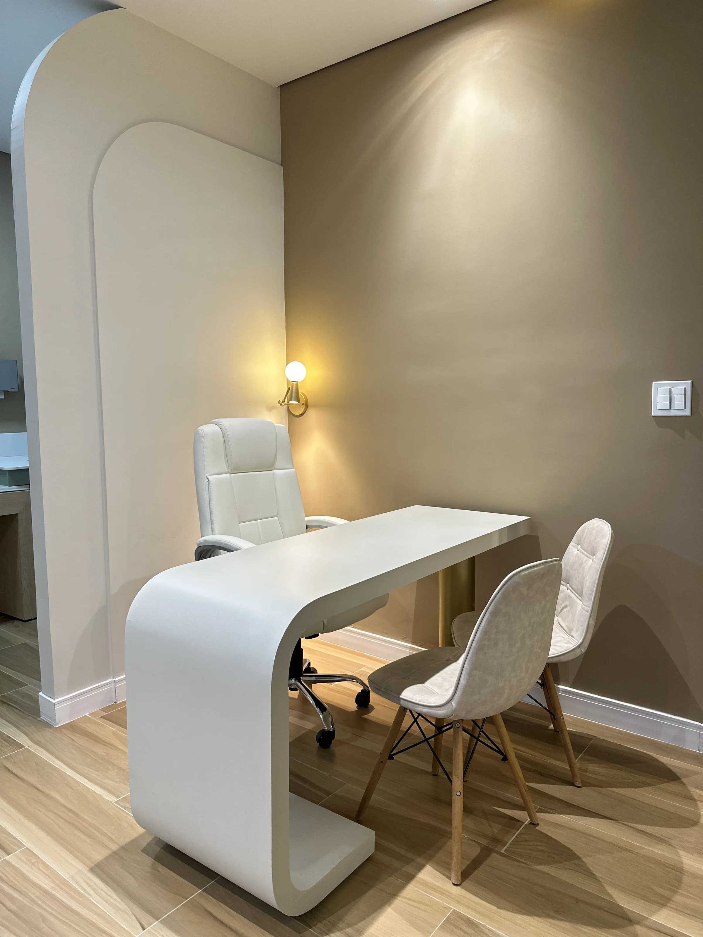 Detalhe da iluminação cove e paleta