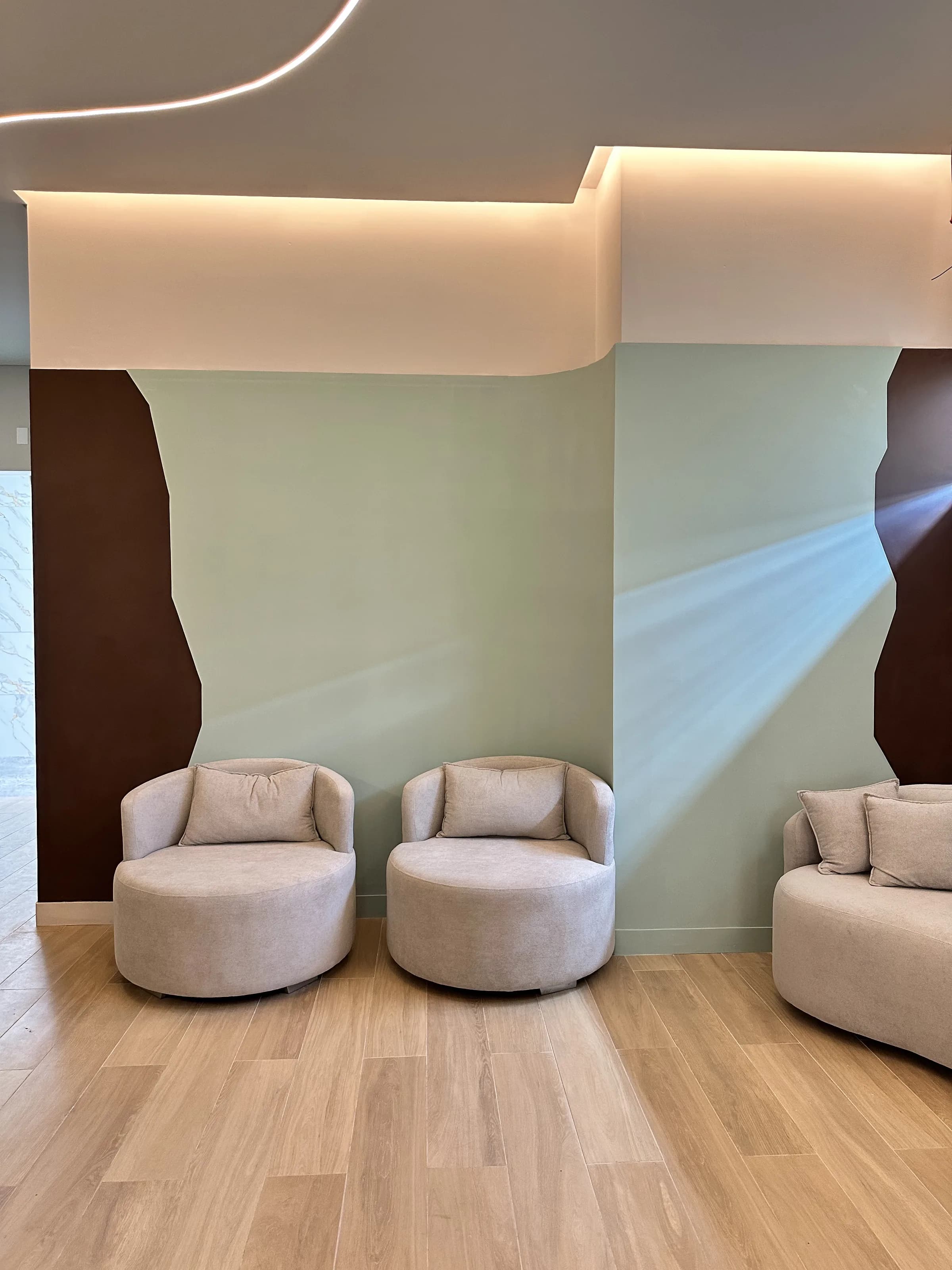 Detalhe da iluminação linear cruzada no teto