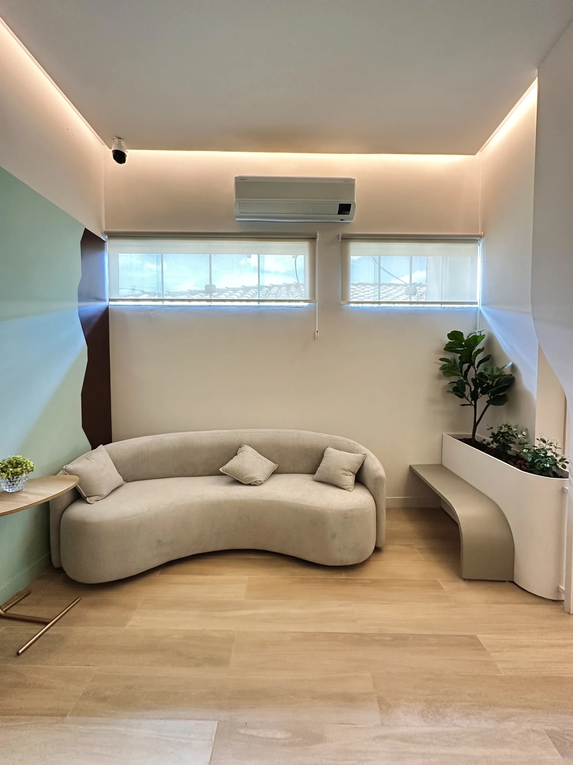 Detalhe da sala de espera — vegetação e mobiliário